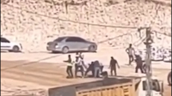 Şantiye işçileri birbirine girdi! Ortalık savaş alanına döndü: Taşlar sopalar havada uçuştu - Resim : 1