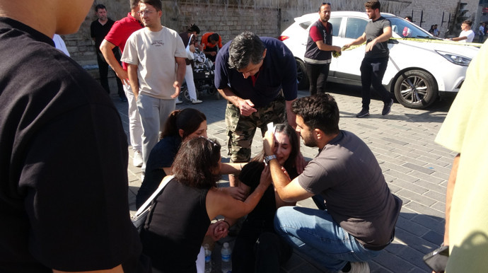 Taksim'de polis aracı aydınlatma direğine çarptı: 4 polis yaralı - Resim : 3