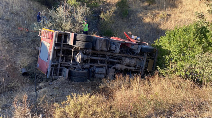 Elazığ'da feci kaza! İtfaiye aracı şarampole yuvarlandı: Yaralılar var - Resim : 3