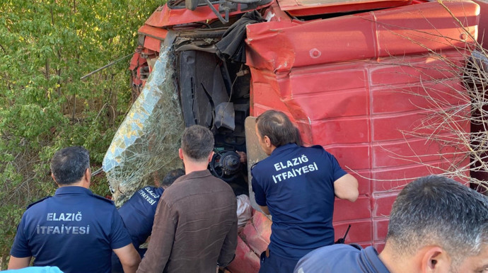 Elazığ'da feci kaza! İtfaiye aracı şarampole yuvarlandı: Yaralılar var - Resim : 1