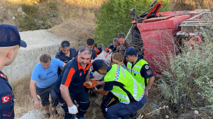 Elazığ'da feci kaza! İtfaiye aracı şarampole yuvarlandı: Yaralılar var - Resim : 2