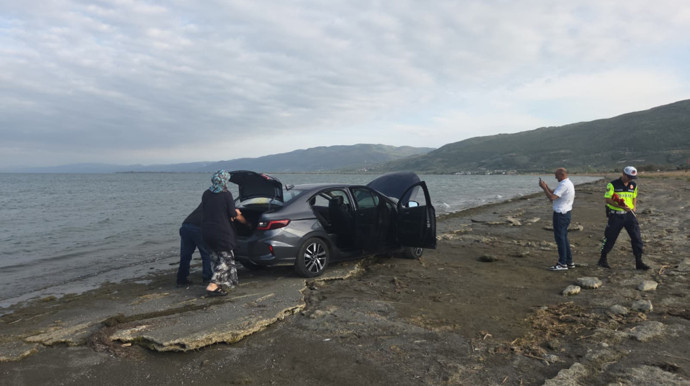 Yola dökülen akaryakıt faciaya yol açtı! Otomobil İznik Gölü’ne uçtu - Resim : 2