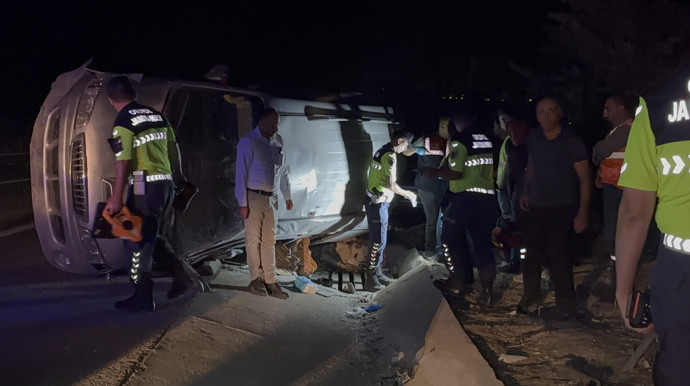 Otoyolda katliam gibi kaza! Lastiği patlayan minibüs takla atarak devrildi: Çok sayıda ölü ve yaralı var - Resim : 2