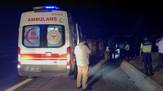 Otoyolda katliam gibi kaza! Lastiği patlayan minibüs takla atarak devrildi: Çok sayıda ölü ve yaralı var - Resim : 1