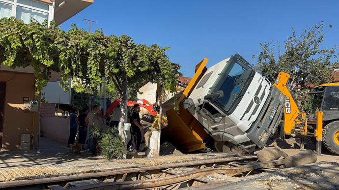 Bursa’da Zemin çöktü! Kum yüklü kamyon foseptiğe düştü - Resim : 2