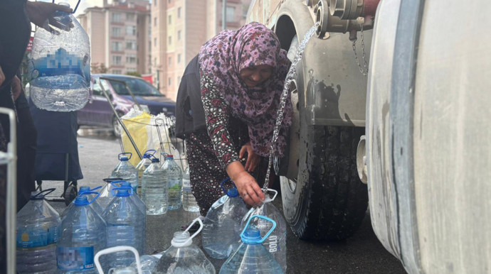 Başkentte su krizi! Bidonunu alan kuyruğa girdi: "3 gündür sular akmıyor" - Resim : 2