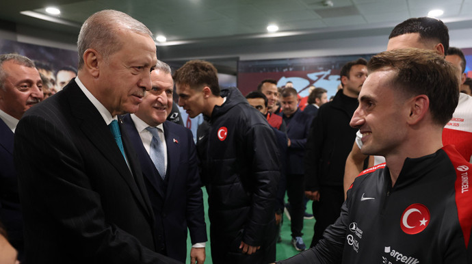Cumhurbaşkanı Erdoğan Milli Takımı yalnız bırakmadı! Maç sonu soyunma odasına indi - Resim : 3