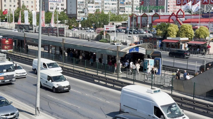 Metrobüste “Yan bakma” cinayeti! Baba ve oğlu, 22 yaşındaki gencin peşine düştü - Resim : 1