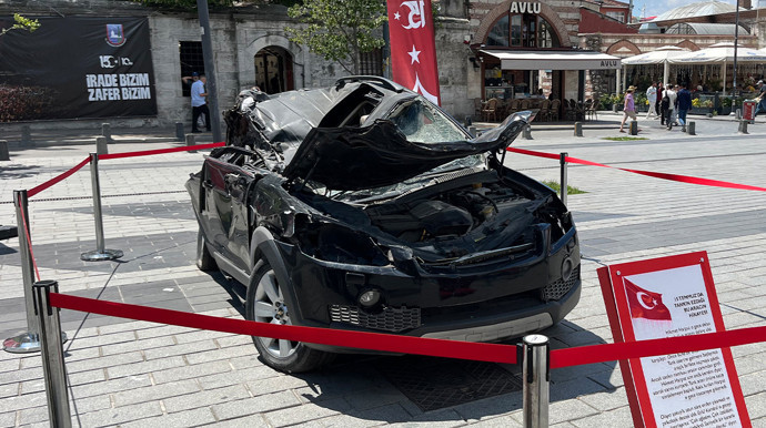 Tankın ezdiği o araç hafızalardaki yerinin koruyor! Üsküdar’da ziyarete açıldı - Resim : 1