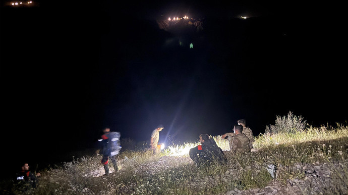 Şırnak'ta askeri helikopterler seferber oldu! 2 mühendis kurtarıldı - Resim : 1