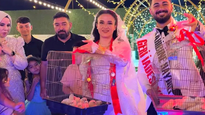 Takı töreninde herkes şaşkına döndü! Damada altın yerine bakın ne takıldı - Resim : 2