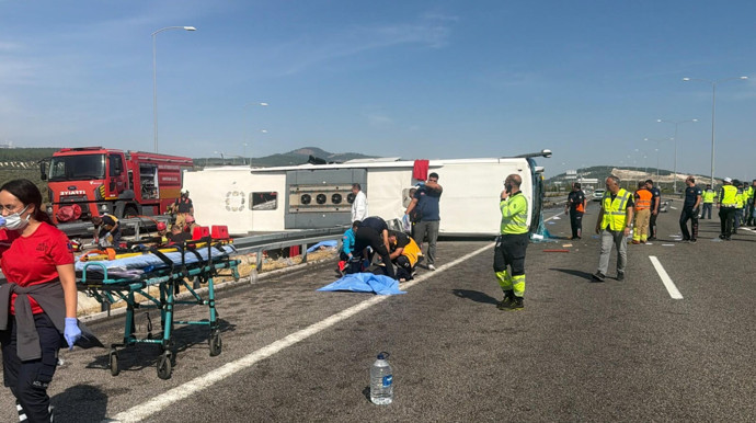 Manisa'da katliam gibi kaza! TIR ile yolcu otobüsü çarpıştı: Çok sayıda ölü ve yaralı var - Resim : 4