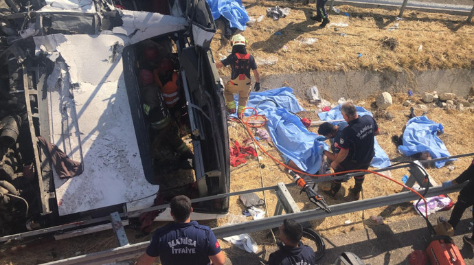 Manisa'da katliam gibi kaza! TIR ile yolcu otobüsü çarpıştı: Çok sayıda ölü ve yaralı var - Resim : 5