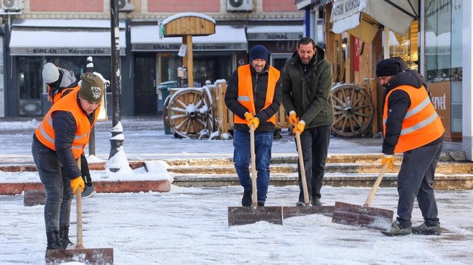 Erzincan'da etkili olan kar yağışının ardından kent beyaza büründü. Ekipler, hemen çalışmalara başladı - Resim : 2