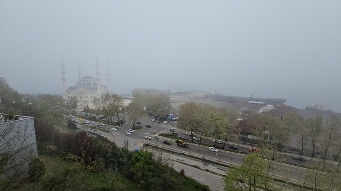 Zonguldak'ta sabahın ilk ışıklarıyla kenti etkisi altına aldı. Binalar görünmez hale geldi - Resim : 1