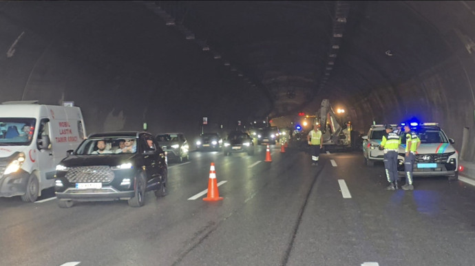 Kuzey Marmara Otoyolu'nda TIR devrildi! Kilometrelerce kuyruk oluştu - Resim : 2