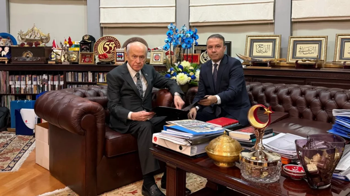 Devlet Bahçeli Özgür Özel’i topa tuttu: Ne Anıtkabir’in bekçisi ne Atatürk’ün mirasçısı olabilir - Resim : 1