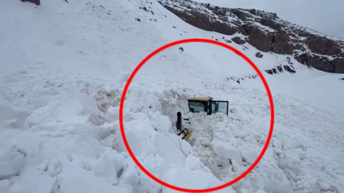 Şırnak'ta korkutan olay! İş makinesi çalışırken üzerine çığ düştü; O anlar kamerada - Resim : 4