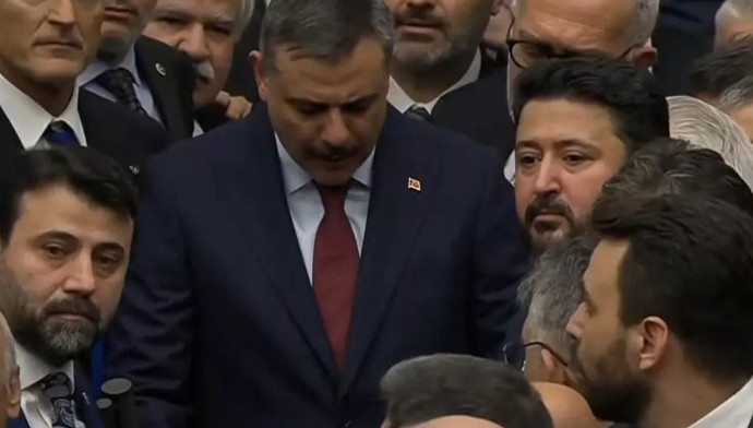 CHP'li vekiller kürsüyü işgal etti! Gürlek ve Çiftçi'nin yemin töreni öncesi gerginlik yaşandı - Resim : 3