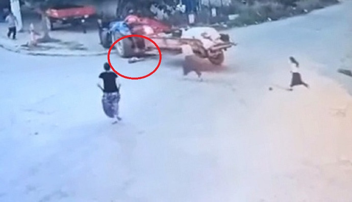 2 yaşındaki Batu babasının kullandığı traktörün altında kaldı! Kahreden görüntüler ortaya çıktı - Resim : 2