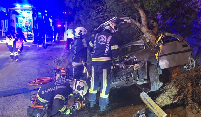 Denizli'de feci kaza! Kaldırımdaki ağaca çarptılar: Çok sayıda ölü ve yaralı var - Resim : 1