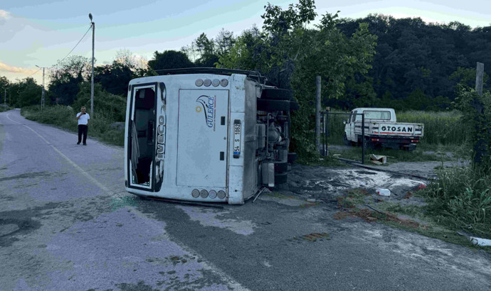 Sakarya'da saman yüklü TIR dehşeti! İşçi servisi devrildi, ortalık savaş alanına döndü! Çok sayıda yaralı var - Resim : 1