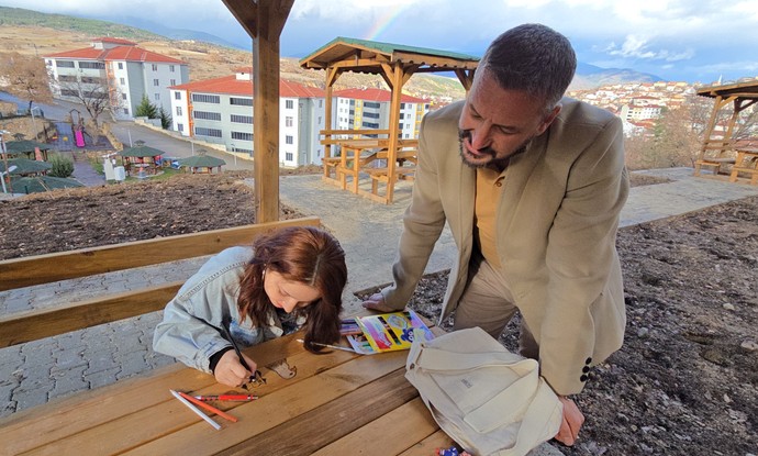 Parktaki masalara resim çizen genç ressama Belediye Başkanı'ndan ilginç ceza! - Resim : 3