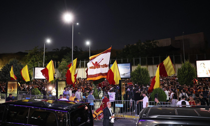 Galatasaray, Osimhen'e kavuştu! Yıldız golcü İstanbul'a geldi - Resim : 2