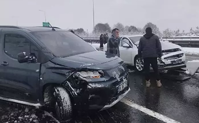 Bolu'da zincirleme kaza! Çok sayıda araç birbirine girdi! İstanbul yönü ulaşıma kapandı - Resim : 2