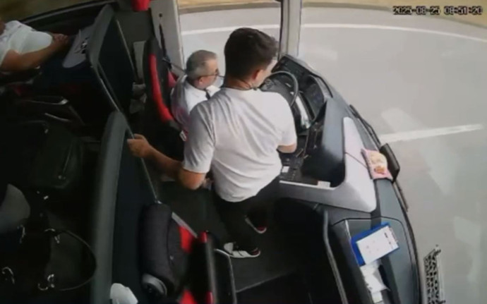 2 kişi feci şekilde can vermişti! Yolcu otobüsünün korkunç kazası kamerada: Şoförün o hareketi dikkat çekti - Resim : 3