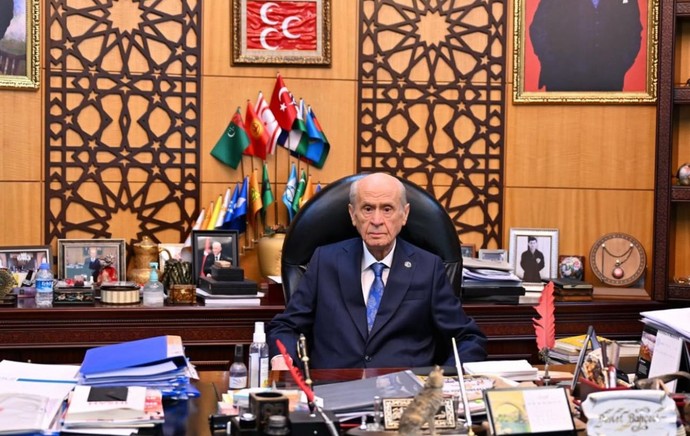 MHP lideri Devlet Bahçeli'den 65 gün sonra ilk görüntü! Türkeş'in mezarını ziyaret etti, MHP Genel Merkezi'nde mesaiye başladı - Resim : 1