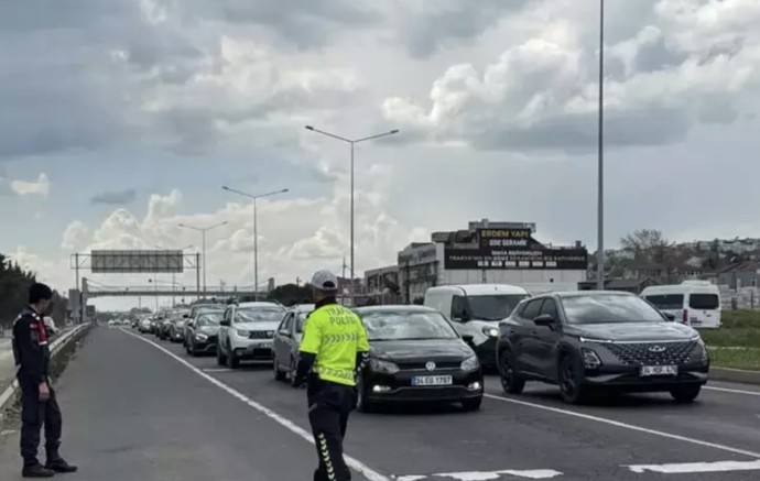 Tatilciler İstanbul'a dönüyor! Kara yollarında ve otogarda yoğunluk oluştu - Resim : 1