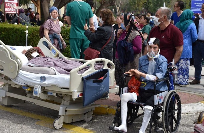 Antalya Akdeniz Üniversitesi Hastanesi'nde korkutan anlar! Hastalar sedyelerle tahliye edildi - Resim : 2