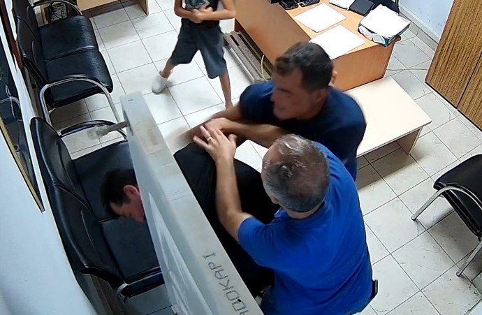 Polis merkezinde kayınbirader dayağı! Çocuğunun gözü önünde defalarca yumrukladı: O anlar kamerada - Resim : 1