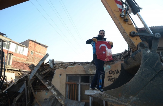 Bursa'da boş olan binayı yıkan iş makinesi operatörü, fark ettiği detay sonrası hemen yıkımı durdurup, makinesinden atladı ve içeri koştu - Resim : 1