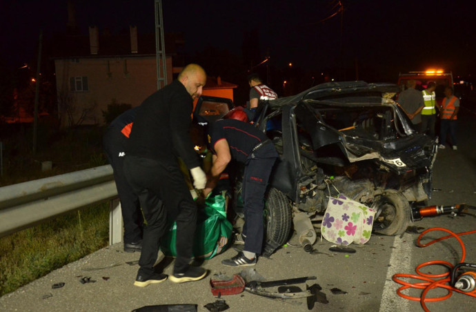2 araç çarpıştı: 1 ölü, 3 yaralı - Resim : 1