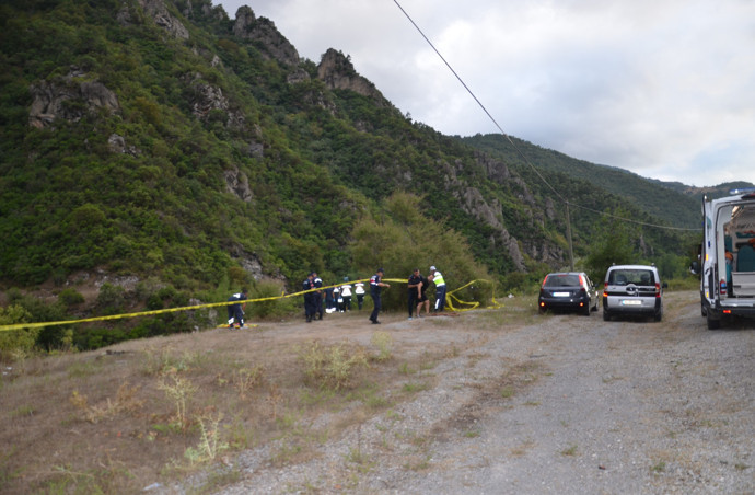 Otomobil Kızılırmak'a uçtu: Kahreden kazada bir aile yok oldu - Resim : 1