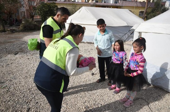 Depremzede çocuklara gönderilen kutudaki not herkesi duygulandırdı! Görenler "İyi ki varsın Zeynep Duru" dedi - Resim : 3