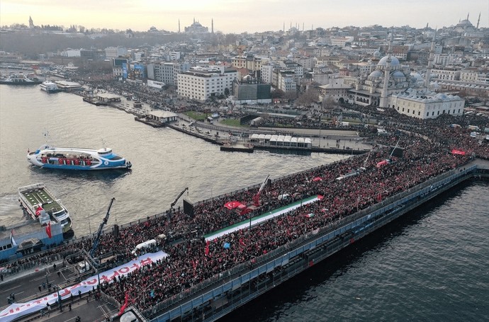 2024’ün ilk gününde İstanbul’da tarihi yürüyüş! Binlerce vatandaş şehitler ve Filistin için bir araya geldi - Resim : 6