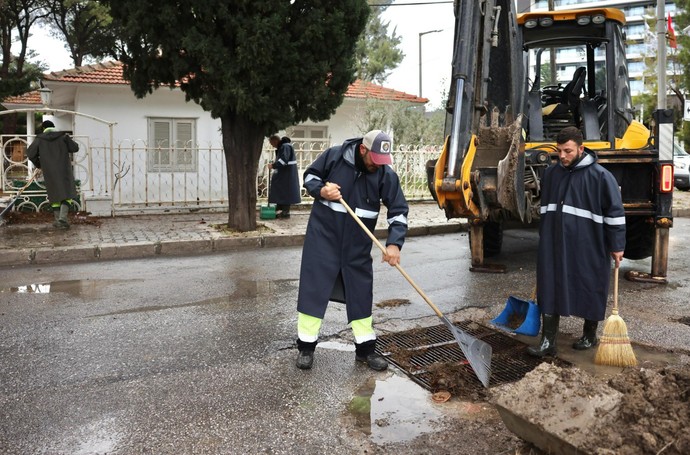 İzmir'de sağanak, dolu ve toz taşınımı hayatı olumsuz etkiledi! Su baskınları meydana geldi - Resim : 1