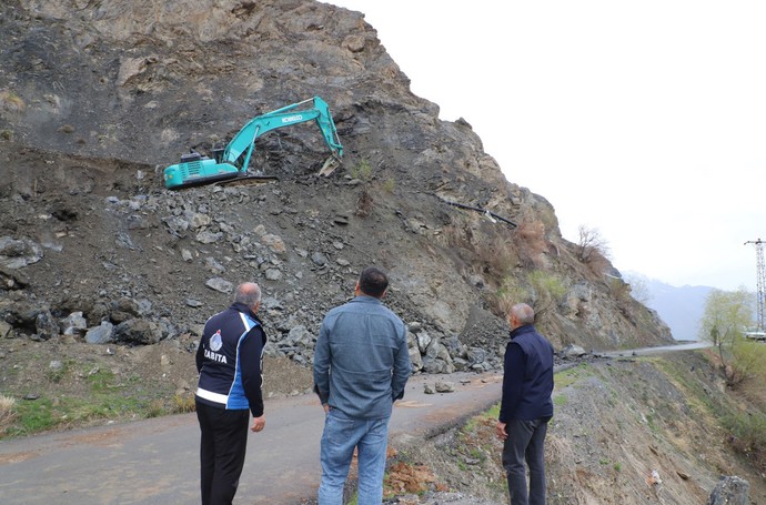 Hakkari'de yağışların ardından yola düşüp tehlikeye neden oluyordu. Ekipler acil harekete geçti - Resim : 1