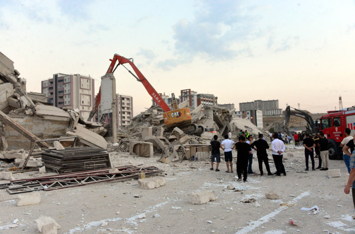 Ağır hasarlı bina yıkılırken çöktü! Saatler sonra acı haber geldi: İş makinesi operatörü hayatını kaybetti - Resim : 1