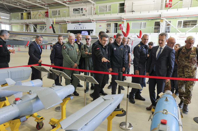 Baykar'a İtalya Savunma Bakanlığı'ndan ziyaret! İtalyan heyete nefes kesen gösteri - Resim : 3