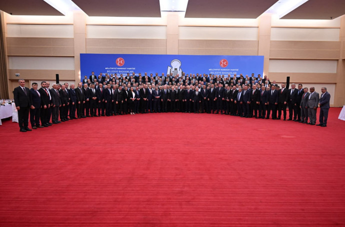 MHP lideri Bahçeli, MHP'li belediye başkanlarıyla yemekte bir araya geldi - Resim : 1