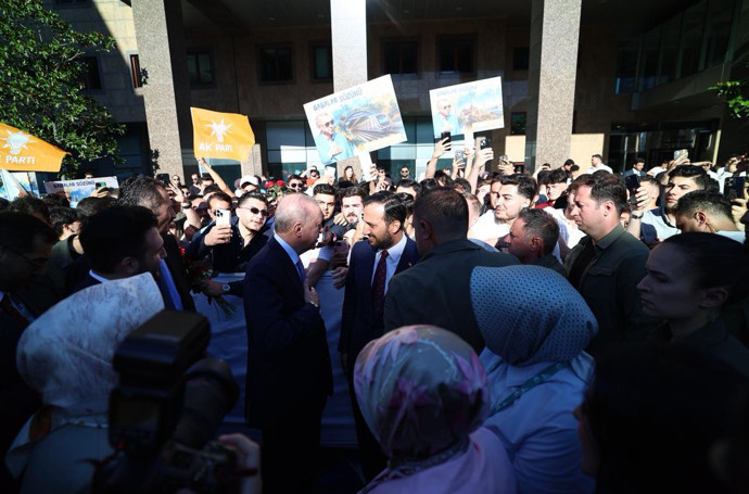 Cumhurbaşkanı Erdoğan’a Babalar Günü sürprizi : “Baba bir geceni de bize ayır” mesajı duygulandırdı - Resim : 1