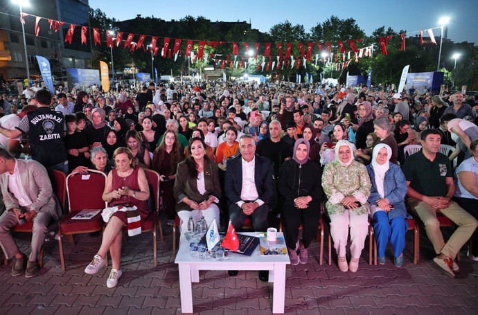 Sultangazi’de nostalji rüzgârı: Türkan Şoray sevenleriyle buluştu - Resim : 1