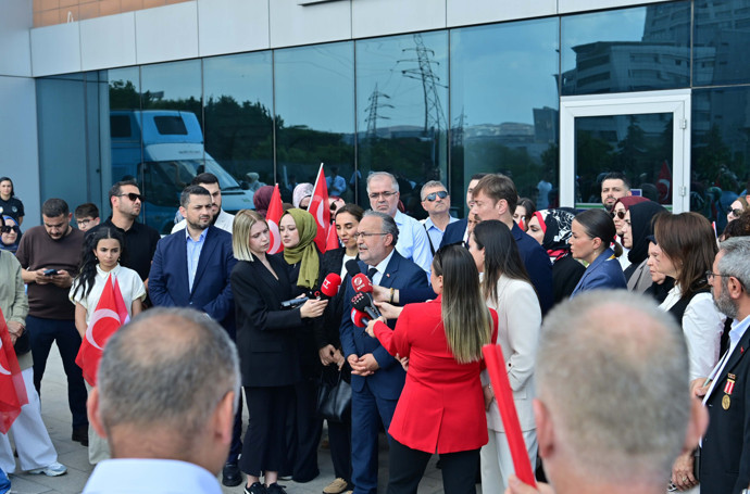 Şehit aileleri ayağa kalktı: CHP’li isim hakkında suç duyurusu: Ben 17 yaşındaki evladımı boşuna mı şehit verdim? - Resim : 5