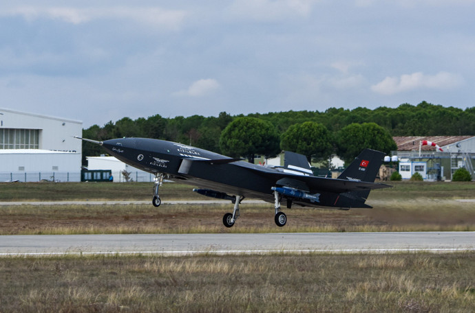 Havacılık tarihinde ilklere imza attı... Bayraktar Kızılelma'dan ilk atışta tam isabet! O görüntüler paylaşıldı - Resim : 1