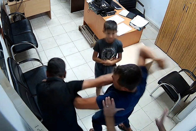 Polis merkezinde kayınbirader dayağı! Çocuğunun gözü önünde defalarca yumrukladı: O anlar kamerada - Resim : 2