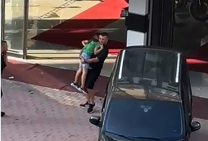 Oto galeriye silahlı saldırı! Sokakta oynayan çocuk vuruldu - Resim : 2